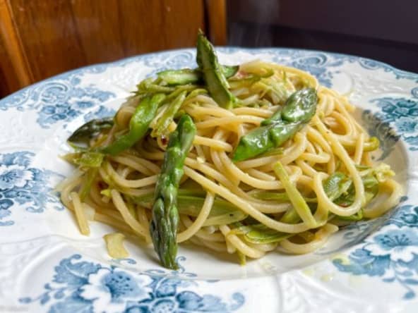 Linguine aux asperges vertes et au citron : des pâtes aux asperges à l'italienne