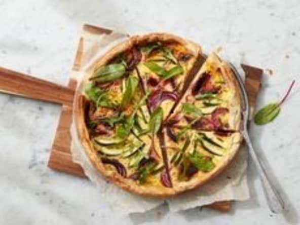 Quiche au saumon, courgette et betterave rouge