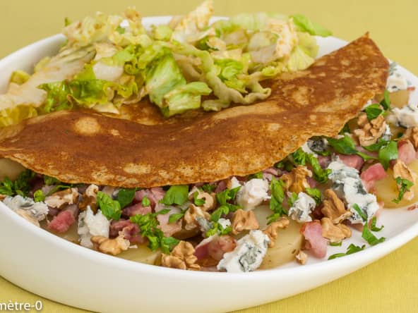 Crêpes salées gourmandes farcies aux pommes de terre nouvelles, lardons, roquefort et noix