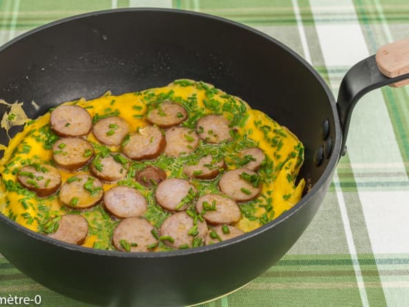 Omelette aux saucisses fumées et à la ciboulette