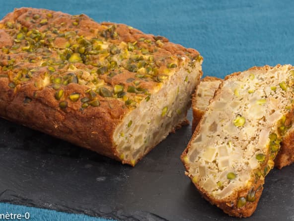 Délicieux cake aux pommes et aux pistaches