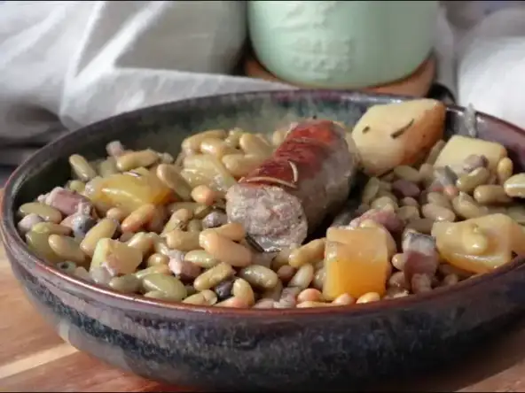 Flageolets à la toulousaine et saucisse de Toulouse, lardons et pommes de terre