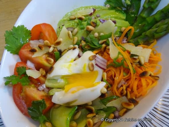 Buddha bowl quinoa, asperges vertes, avocat, minis courgettes douces, oeuf mollet