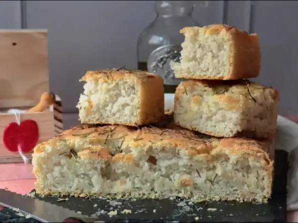 Focaccia italienne épaisse et croustillante au romarin