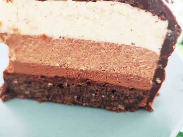 Entremet 3 chocolats, chocolat blanc, chocolat praliné, chocolat noir, glaçage rocher