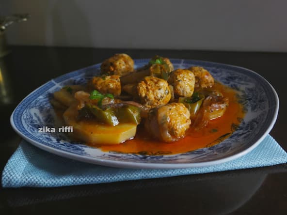Tajine de pommes de terre au four aux boulettes en sauce rouge