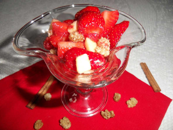 Salade de fraises, pomme et mûres blanches rafraîchissante