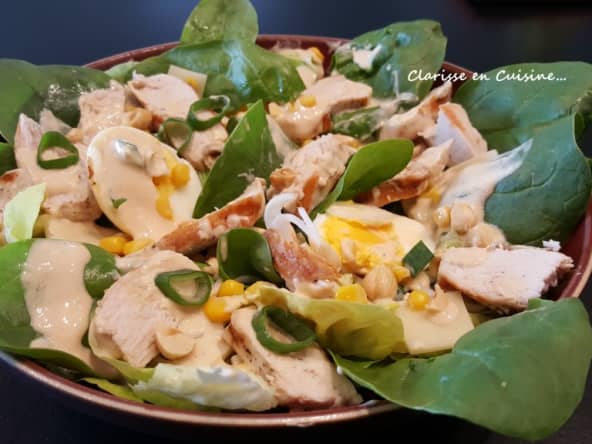 Salade printanière aux épinards et poulet, sauce au yaourt