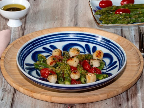 Salade printanière d'asperges vertes, pétoncles et tomates confites au gingembre