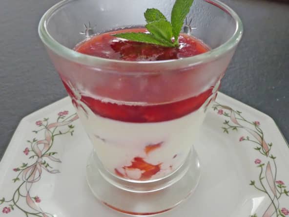 Panna cotta chocolat blanc et fraises : un air d'Italie en cuisine