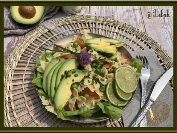 Salade de pâtes farfalle à l’avocat et saumon