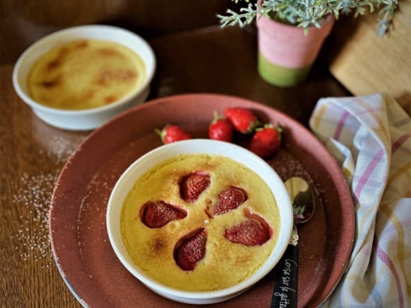 Cuajada : un flan pâtissier espagnol au yaourt avec des fraises