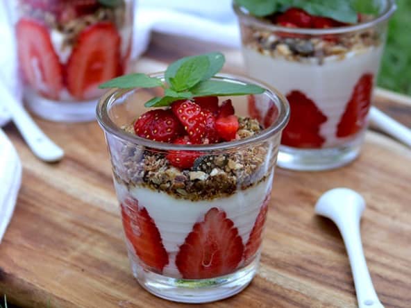 Verrines fraises et granola sans gluten, ni lait, ni oeuf