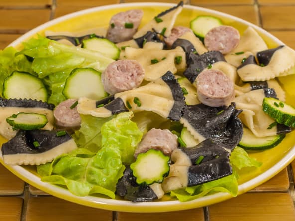 Salade complète de de pâtes, saucisses et courgettes