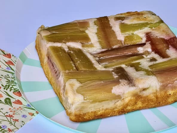 Gâteau de pique-nique printanier à la rhubarbe
