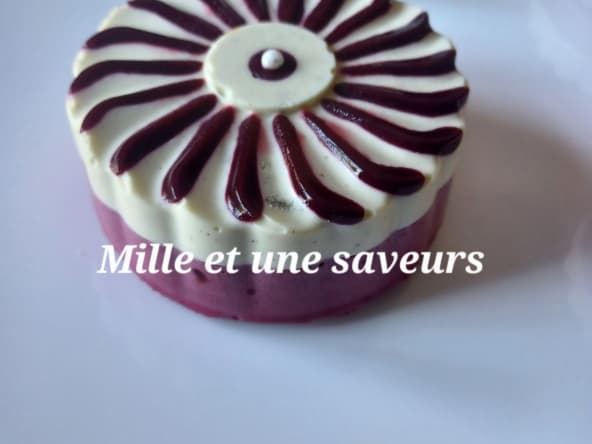 Entremet individuel à la mousse de mûes et de pistaches