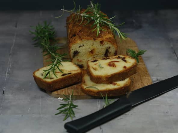 Cake apéritif au fromage, tomates séchées, romarin et chorizo