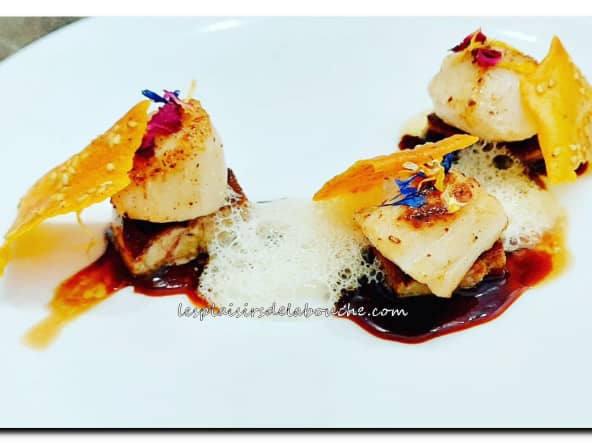 Saint-Jacques Rossini sauce au café, tuiles sésame et curcuma