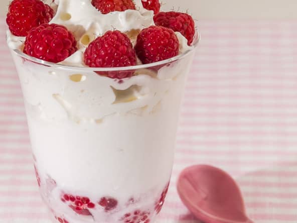 Coupe glacée framboises et noix de coco pour un dessert frais et rapide
