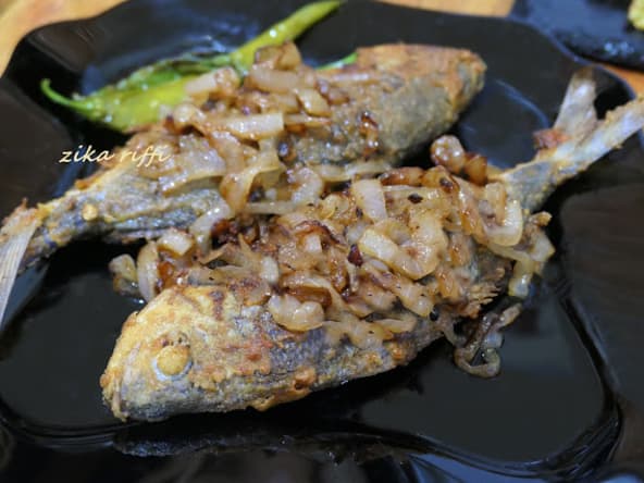 Poisson à la charmoula, frit aux oignons confits déglacés au vinaigre (daurade)
