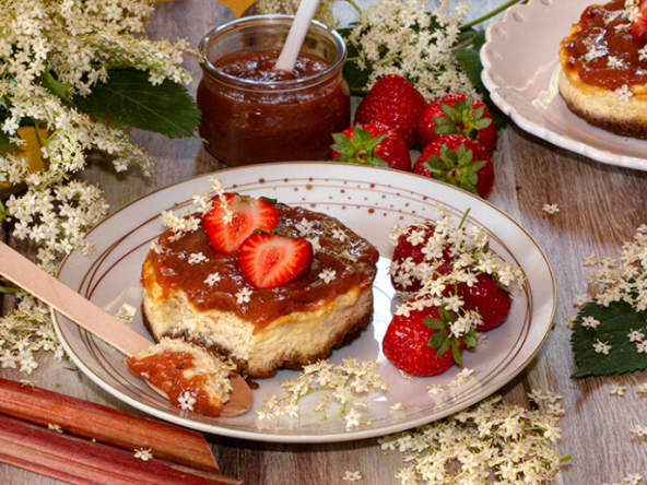 Cheese cake parfumé aux fleurs de sureau et coulis de rhubarbe