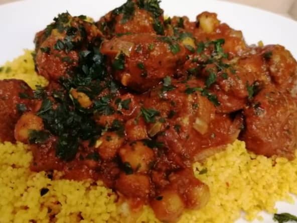 Tajine de Keftas et pois chiches à la marocaine semoule aux épices - une recette conviviale