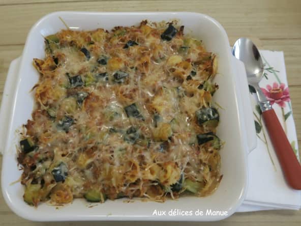 Gratin de courgettes aux pâtes et à la sauce bolognaise