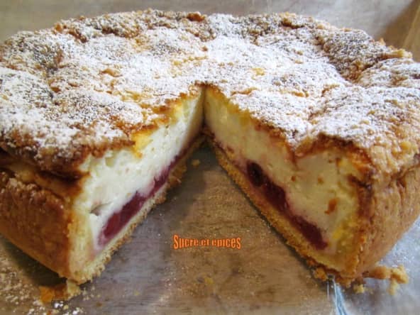 Tarte sablée au fromage frais de campagne et aux griottes avec streusel