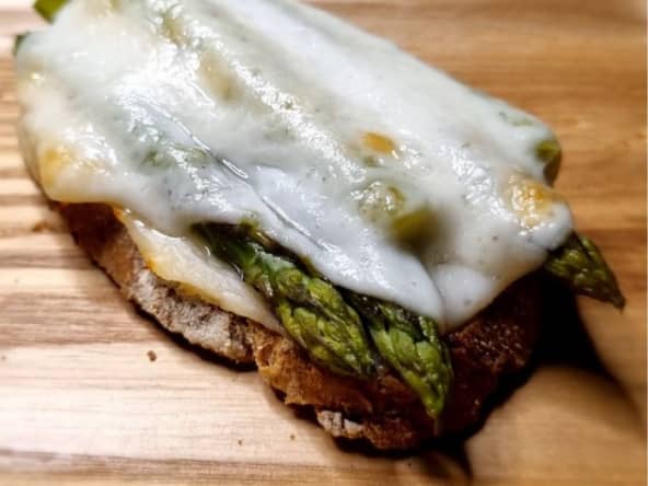 Bruschetta Chaude gratinée Asperges Emmental