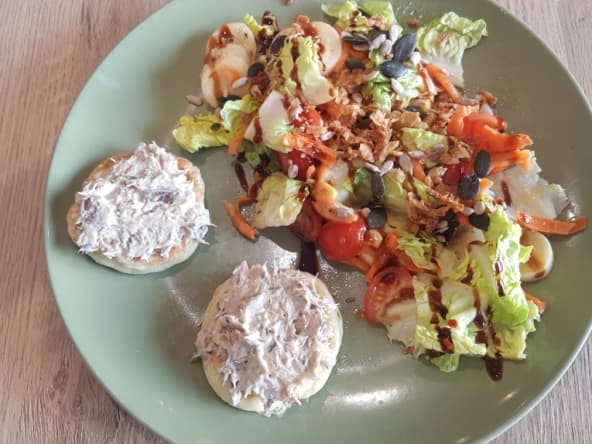 Toast de blinis avec tartinade de maquereaux