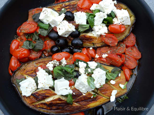Aubergines rôties à la poêle, tomates cerises, feta et olives noires