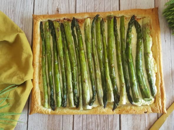 Tarte fine aux asperges sur crème ricotta au parmesan