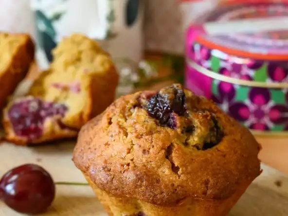 Gâteaux aux cerises et amandes au goûter ou au petit-déjeuner