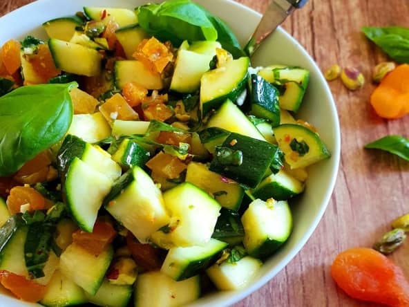 Courgettes crues marinées au basilic