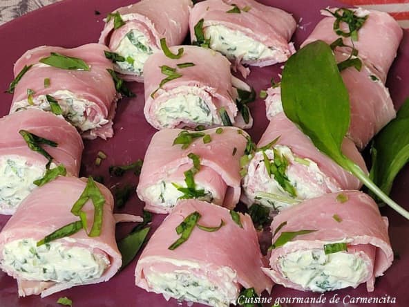 Jambon blanc roulé au fromage ail et fines herbes et ail des ours