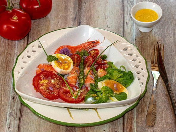 Salade composée à ma façon de crevettes, tomates, mâche, oeuf mollet...