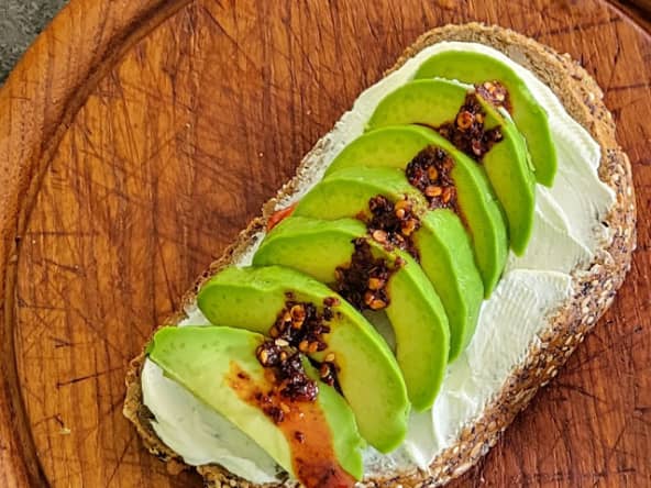 Avocado toast avec crispy chili oil de Lao Gan Ma