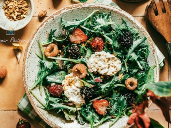 Salade d'été fraîcheur de roquette, fruits rouges et Burrata
