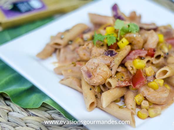 Pâtes penne aux crevettes, sauce crémeuse à la tomate