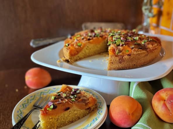 Gâteau renversé estival aux abricots et pistaches