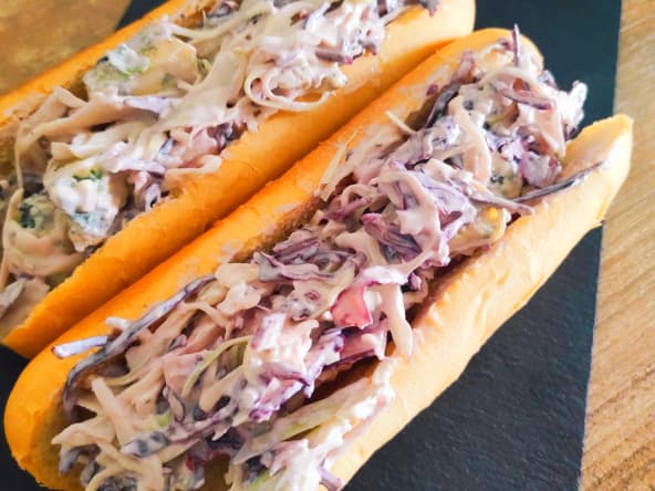 Hot-Dog coloré coleslaw et fourme d'ambert