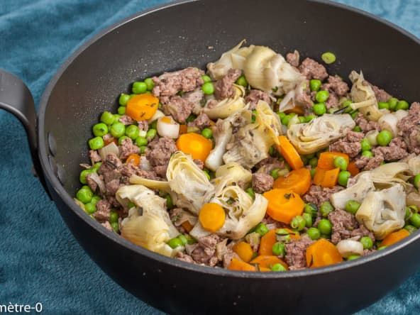 Poêlée de steak haché aux petits pois, carottes et artichauts : un plat tout simple