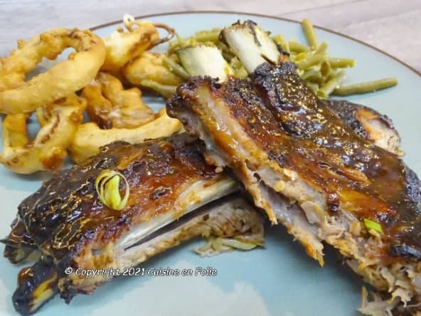 Ribs de porc, marinade sauce BBQ fumée pour un repas convivial