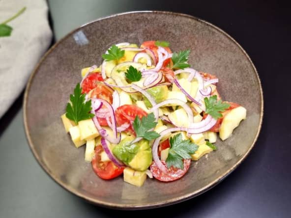 Salade fraîcheur avocat, tomate, concombre, oignon rouge et emmental