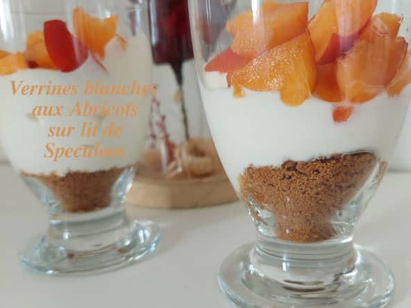 Abricots en verrines sur lit de speculoos et fromage blanc