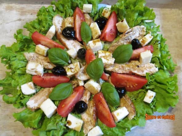 Salade au poulet grillé bien fraîche à la caprese