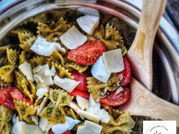 Salade de pâtes au pesto et fromage mozzarella