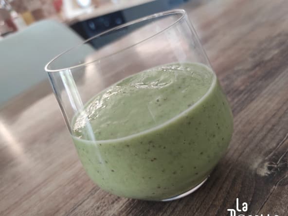 Soupe froide d'été : gaspacho concombre, petit pois et avocat