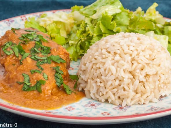 Pintade, sauce aux cacahuètes et riz créole