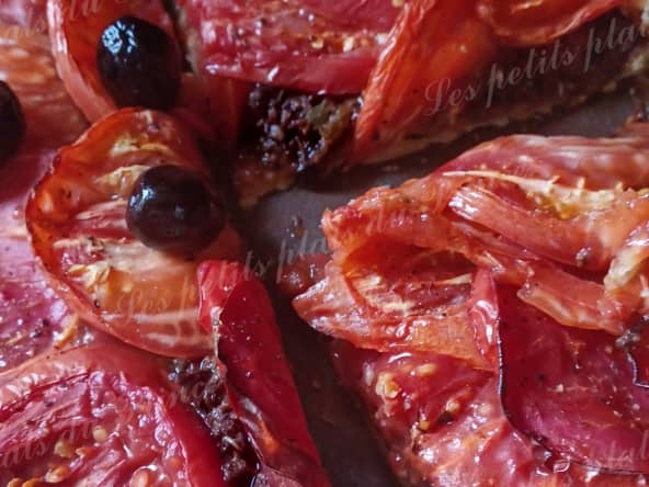 Tarte à la tomate sur tapenade d'olives noires maison